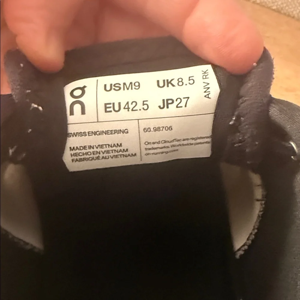 On Running Black and White Athletic Shoes X4 - Picture 2 of 4